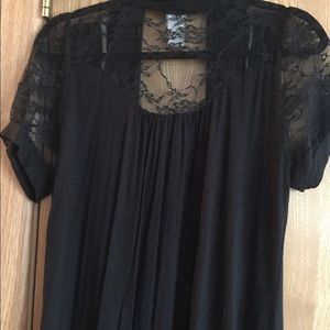 Short lace sleeves sweater.